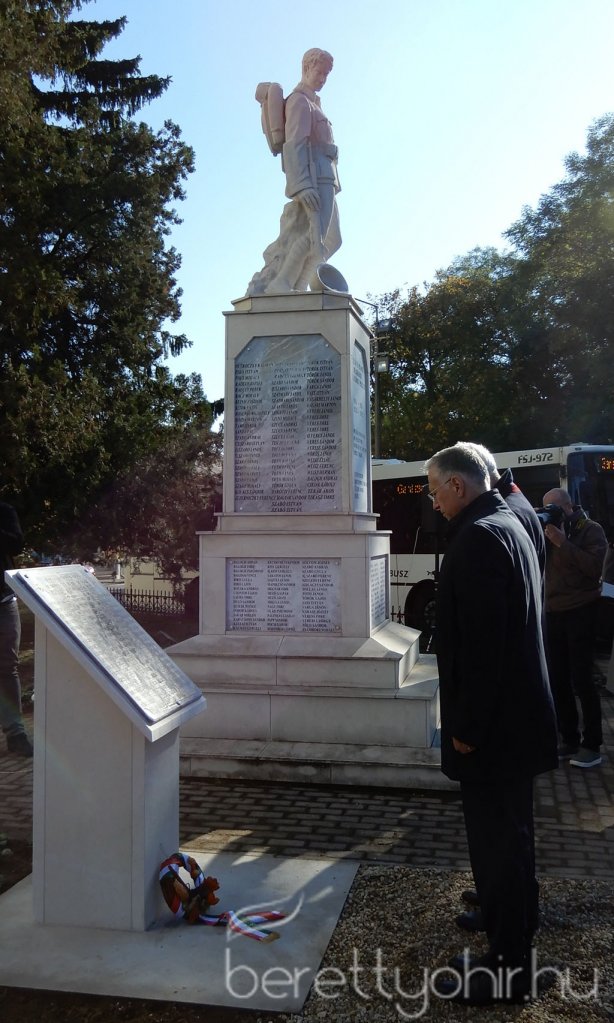 Emléktábla avatás 10